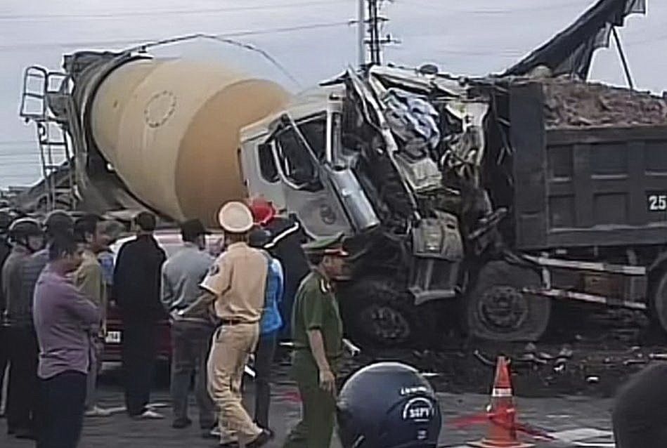 Tai nan lien hoan o Bac Ninh, cuu hai nguoi ket trong cabin hinh anh