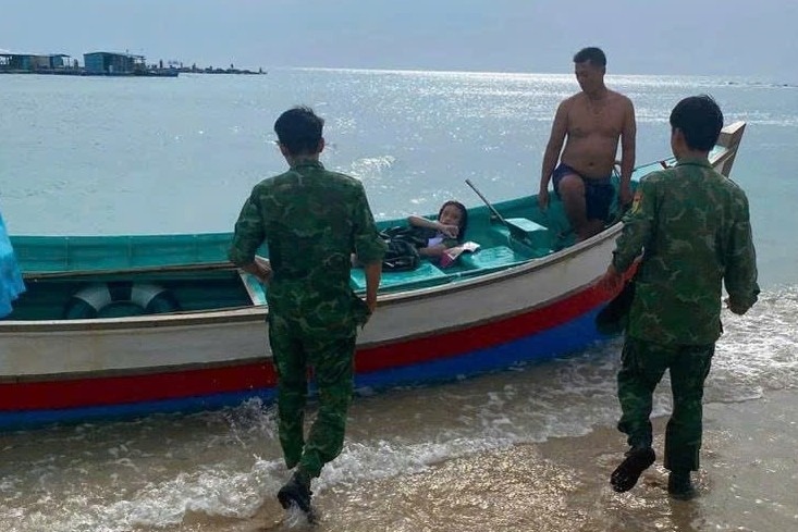 Cuu song du khach bi cuon troi sau 1 dem lenh denh tren bien Phu Quy hinh anh