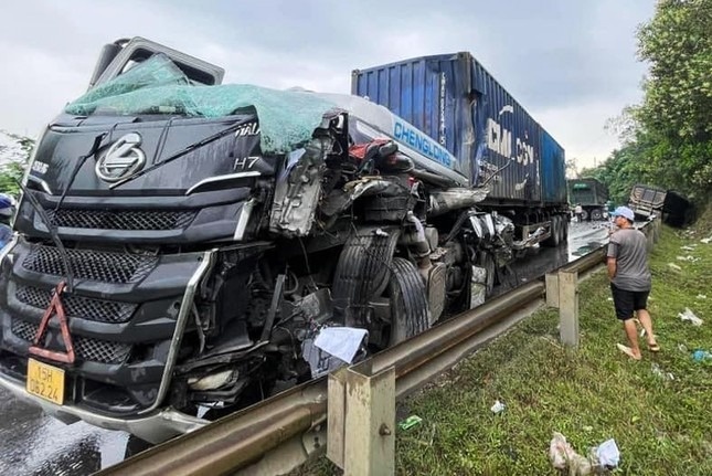 Xe container bien so Hai Phong bien dang sau va cham voi xe dau keo hinh anh