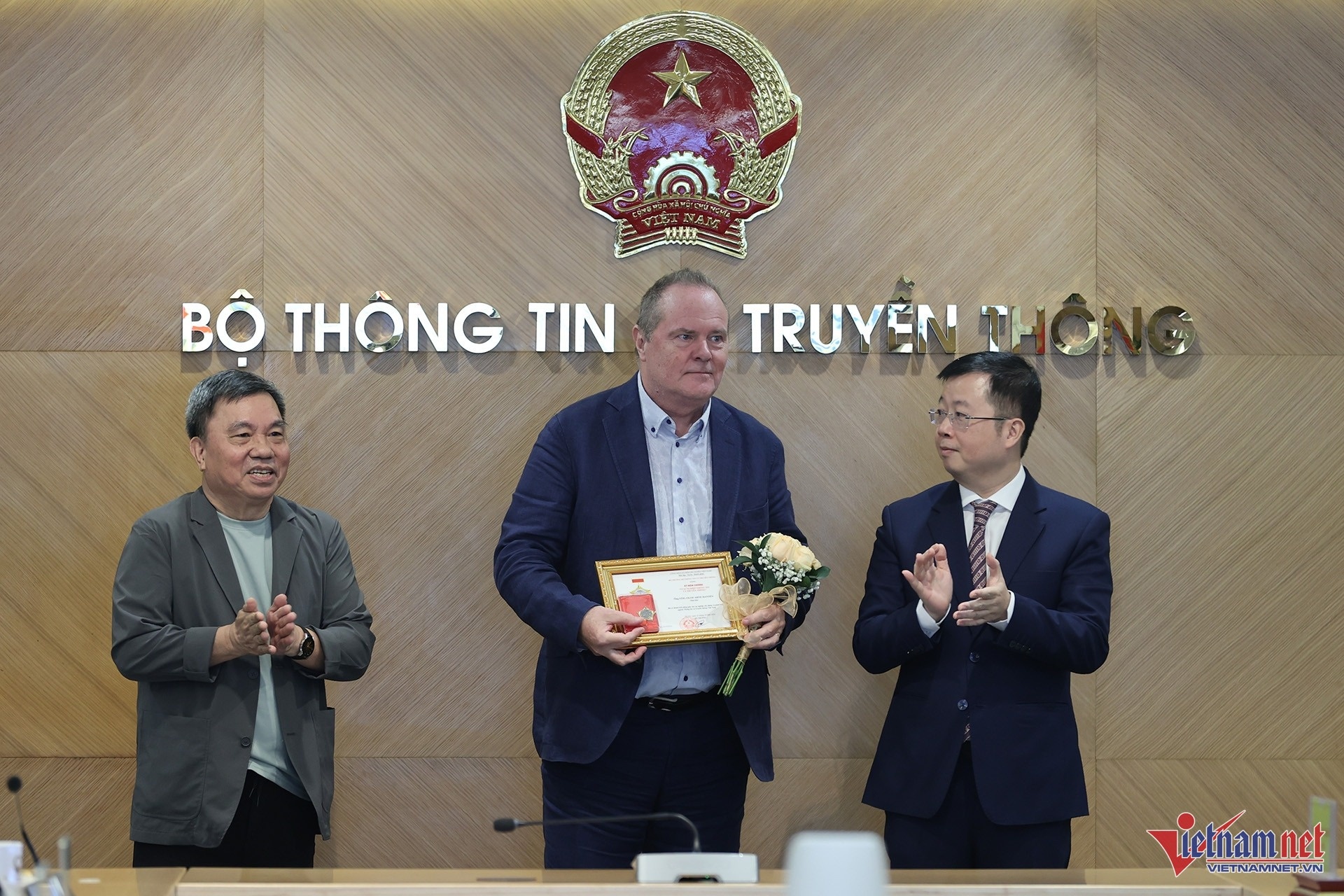 Bao chi Thuy Dien anh 17