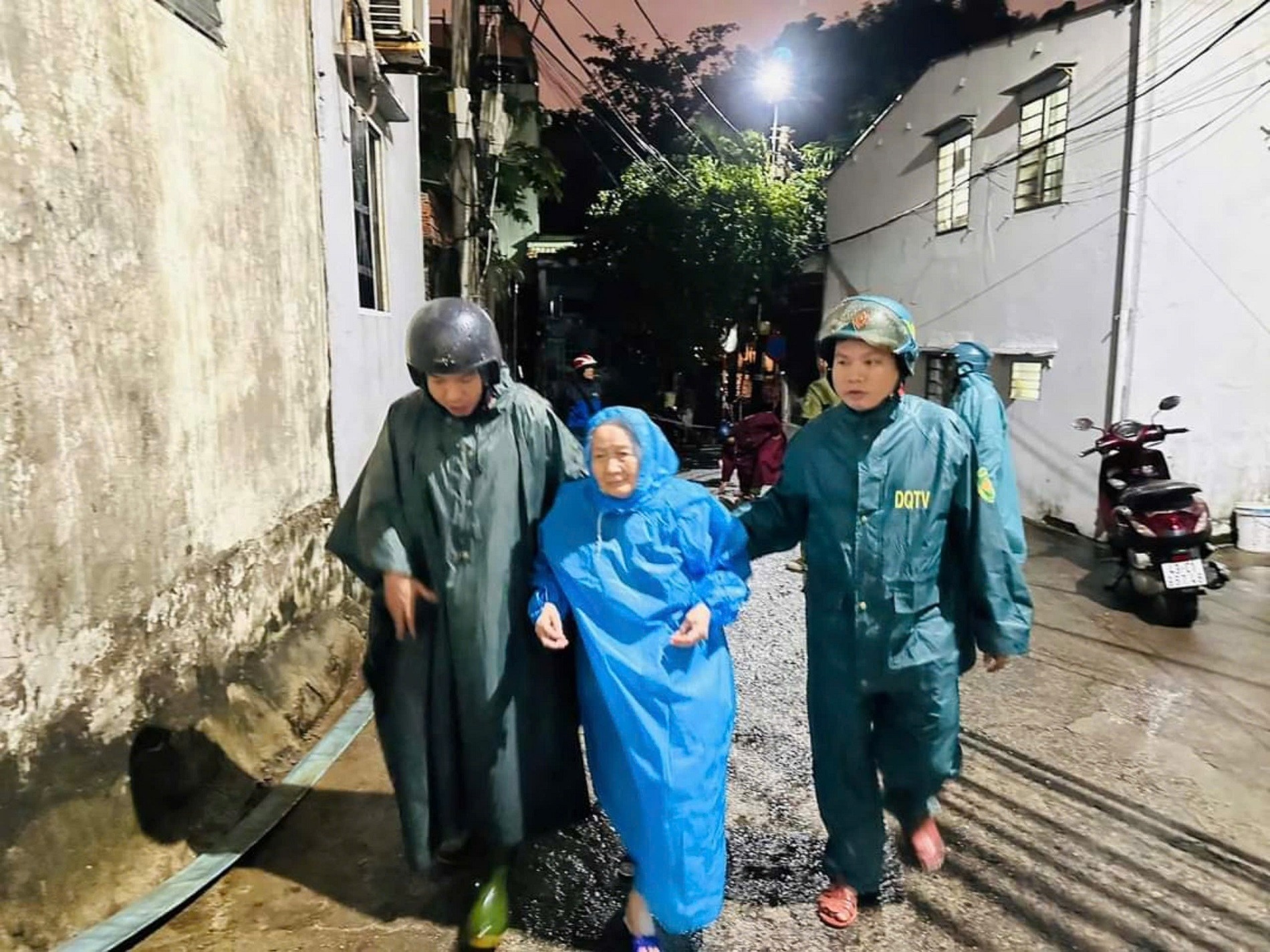 Quang Nam, Da Nang so tan gan 25.000 nguoi dan tranh bao so 6 Tra Mi hinh anh