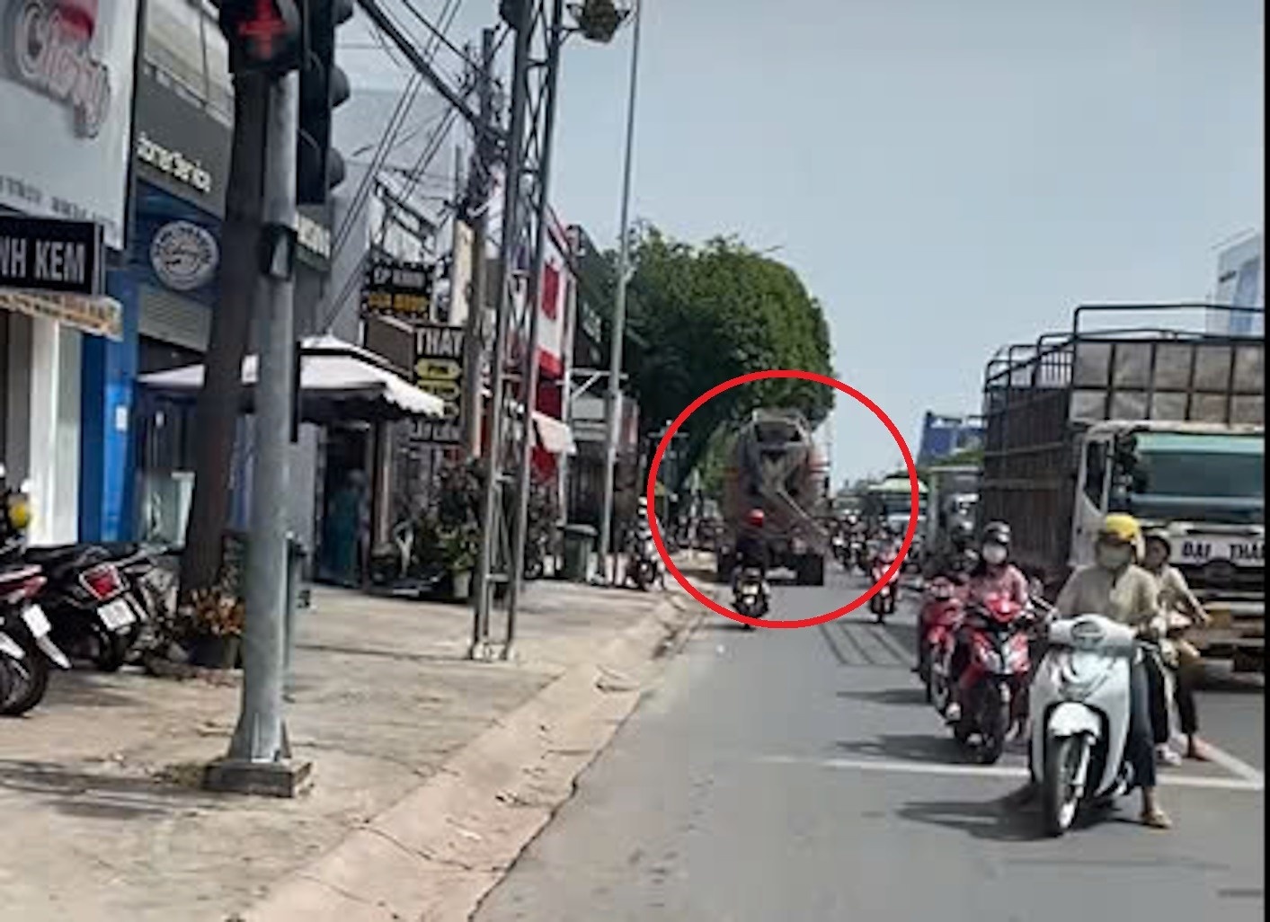 Phat tien, tuoc bang tai xe lai xe bon chay nguoc chieu o TP.HCM hinh anh