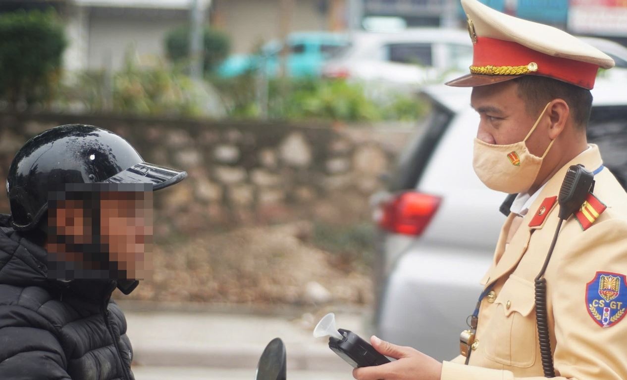 Tai xe va 'ban nhau' voi nem lon bia uong do xuong duong khi gap CSGT hinh anh