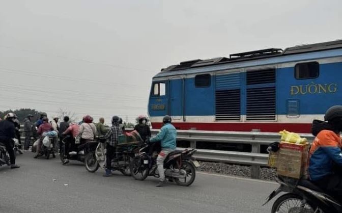 Nguoi phu nu di xe may tu vong sau va cham voi tau hoa hinh anh