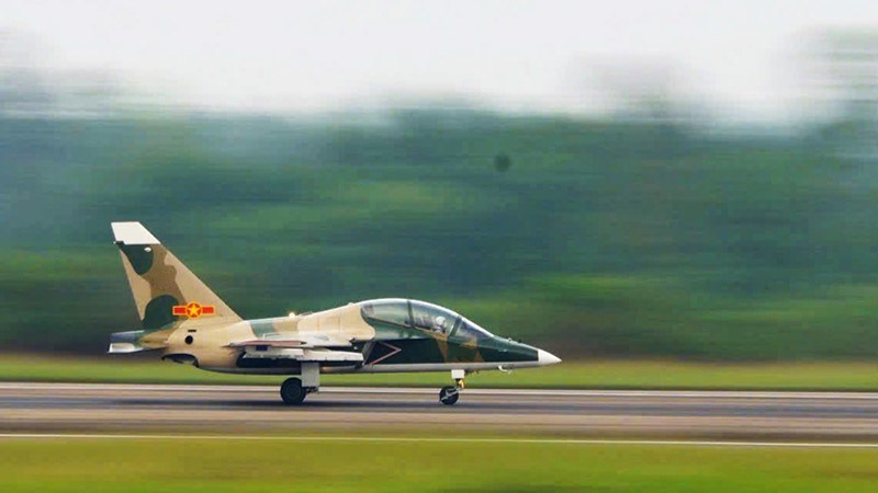 May bay quan su Yak-130 roi tai Binh Dinh hinh anh