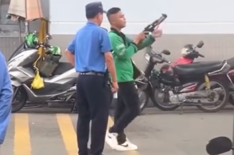 Su that clip thanh nien cam sung gay roi o ben xe TP.HCM hinh anh