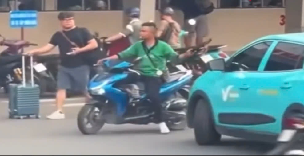 Thanh nien cam sung o Ben xe mien Tay hinh anh