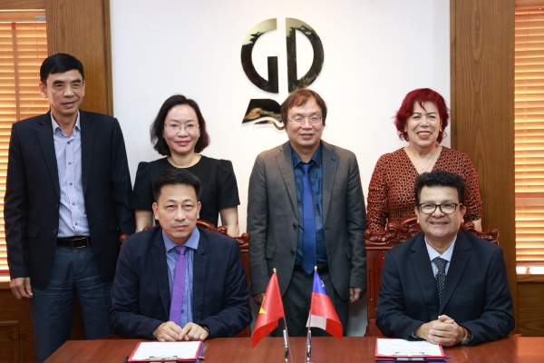 Hop tac giua NXB Giao duc va Dai su quan Chile tai Viet Nam hinh anh