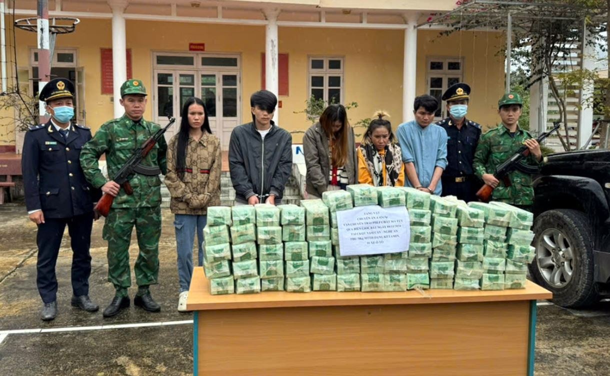 Phat hien 70 kg ma tuy o ghe ngoi, binh xang xe hinh anh