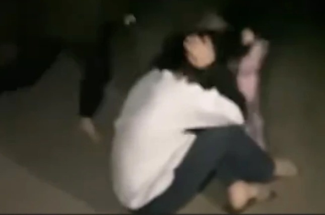 Truy to nu sinh ru dong bon danh hoi dong ban cu vi mau thuan vay no hinh anh