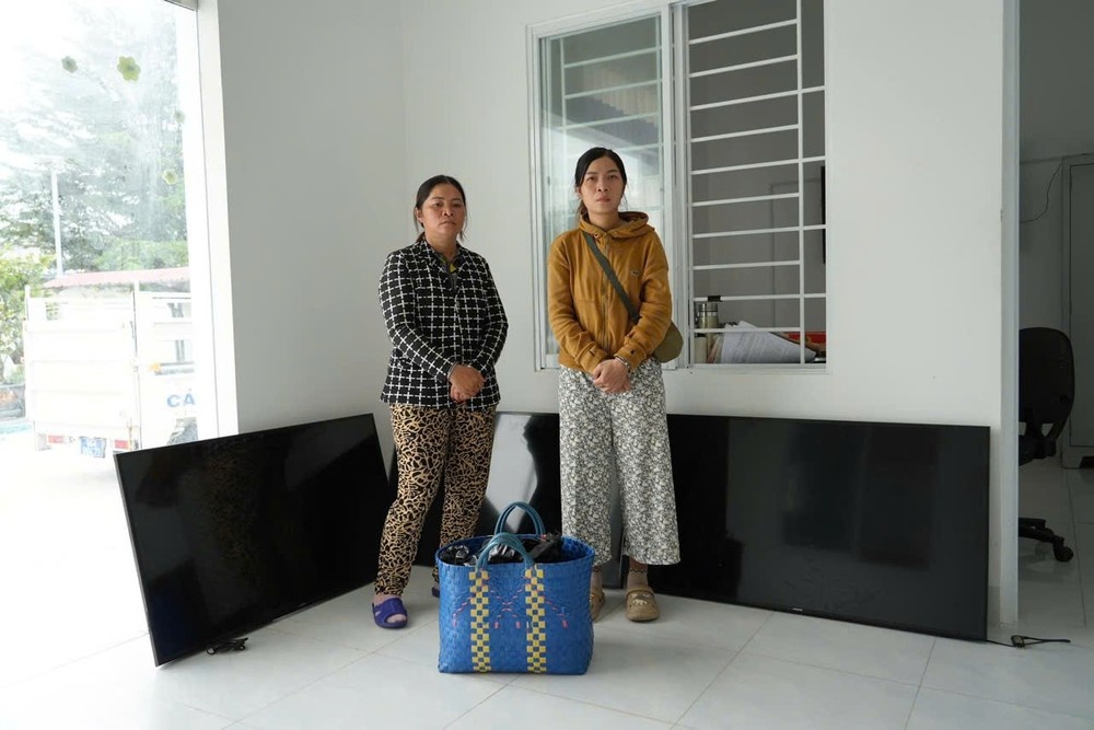 Hai chi em ruot trom anh 1