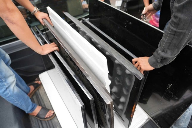 Hai chi em ruot trom anh 2