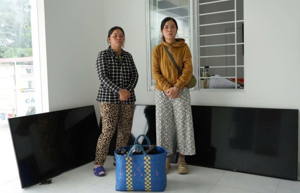 Hai chi em ruot dot nhap loat truong mau giao de trom hinh anh