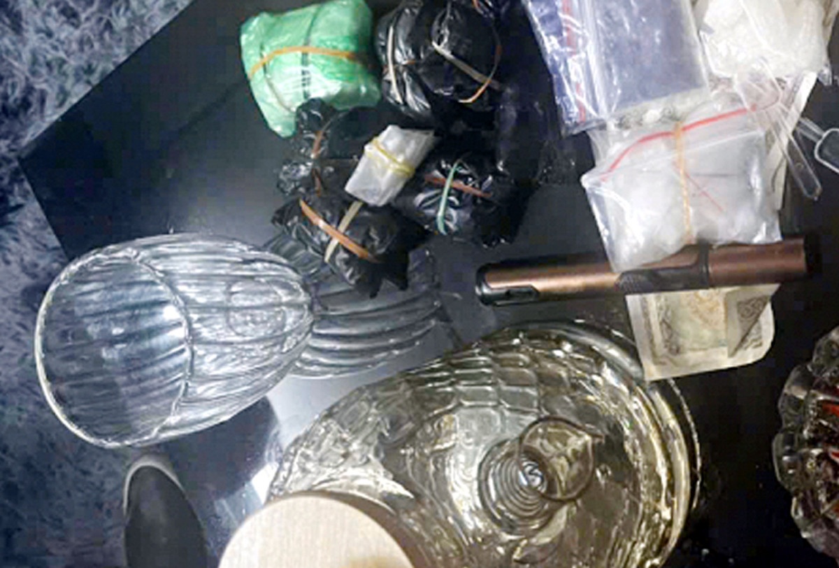 Khoi to nhom mua ban trai phep ma tuy o Ha Noi, thu giu hai luu dan hinh anh