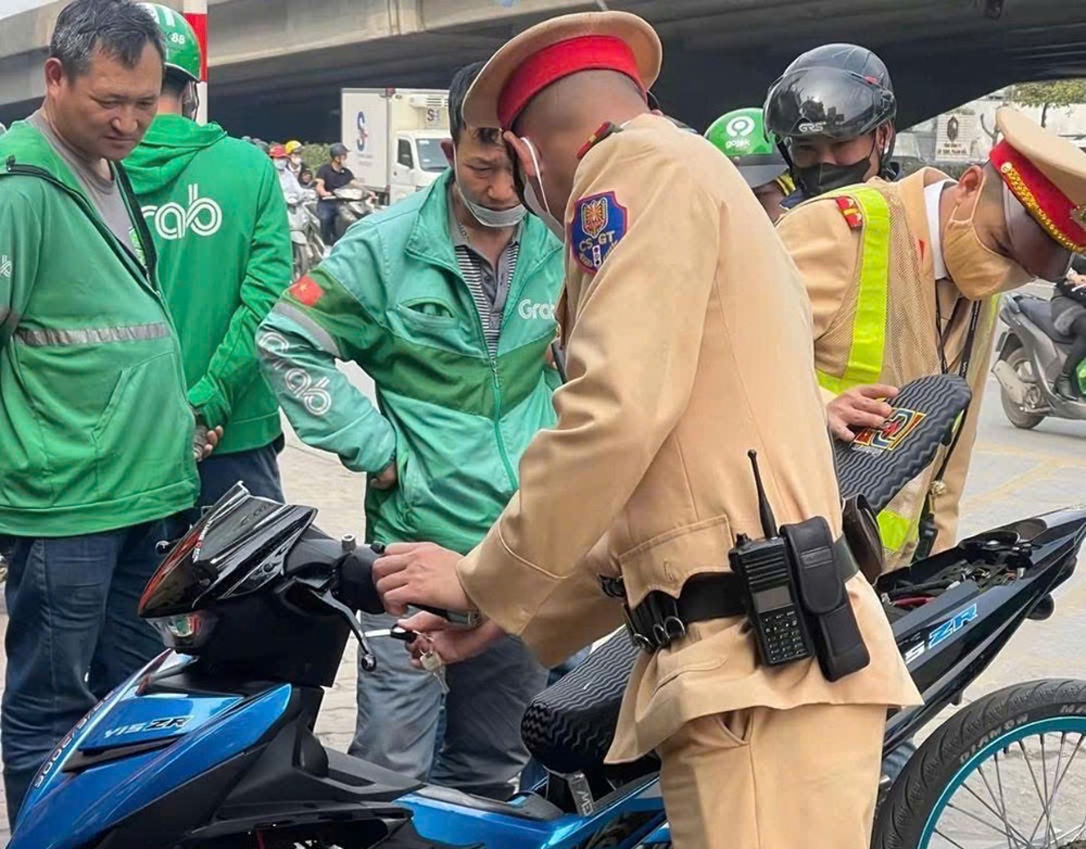 CSGT nu sinh do xe anh 2