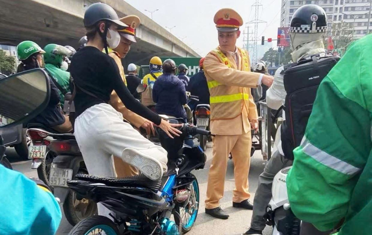 Nu sinh 17 tuoi di xe may 'do' bi CSGT Ha Noi xu phat hinh anh