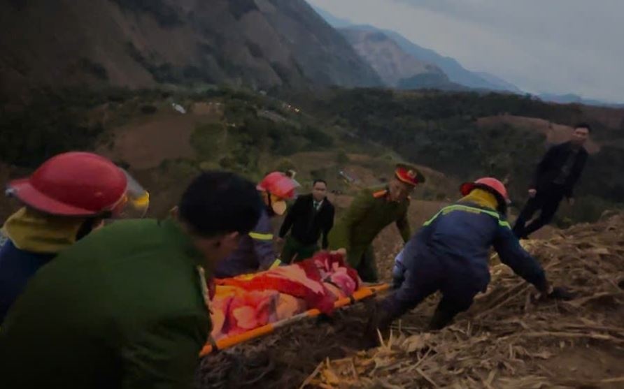 Tim thay hai thi the vu xe dau keo lao xuong vuc tai Son La hinh anh