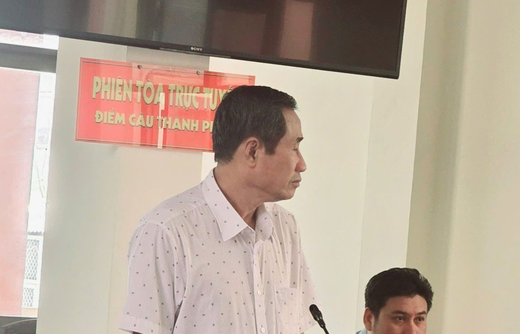 Nhan hoi lo tai nha rieng, cuu tham phan linh 3 nam tu hinh anh