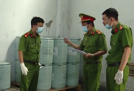 Cong an TP.HCM thu 10 tan xyanua, khoi to 31 bi can mua ban chat doc hinh anh