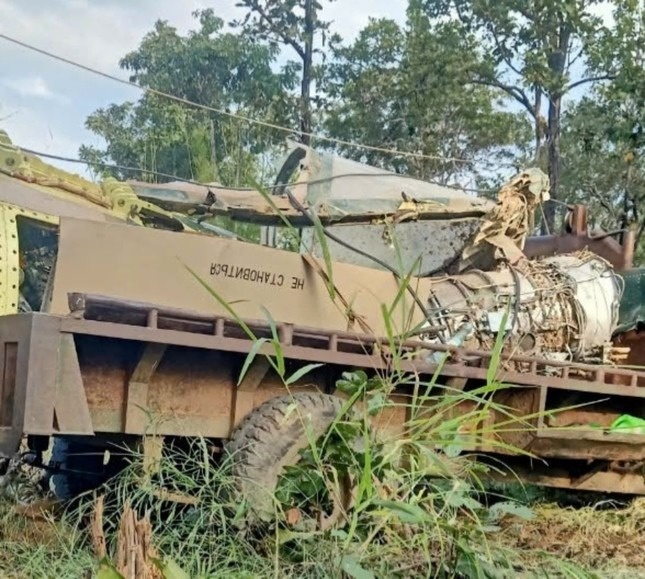 May bay Yak-130 da duoc dua ra khoi Vuon Quoc gia Yok Don hinh anh