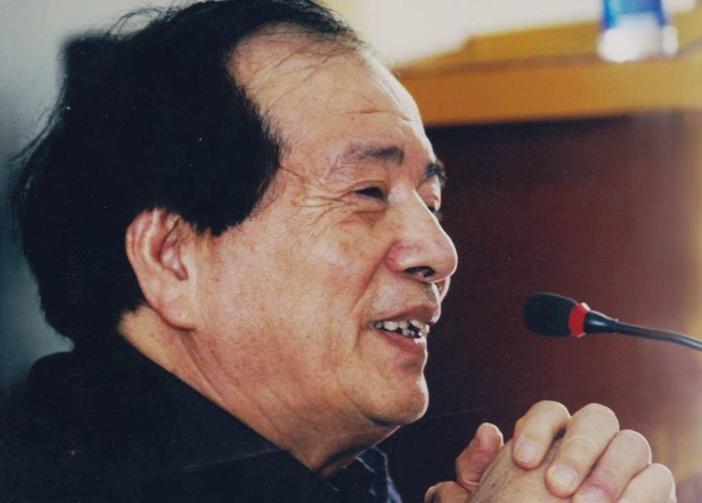 Nha tho Huu Thinh say sua doc tho duoc dich ra tieng Han Quoc hinh anh