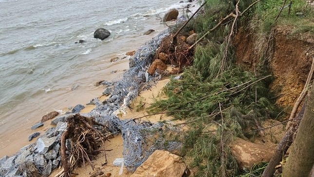 Song bien xam thuc nang, nguy co cuon troi doan duong doc dao ven nui hinh anh