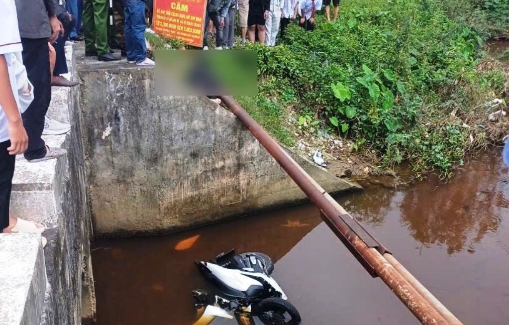 Phat hien thi the nam thanh nien canh muong nuoc hinh anh