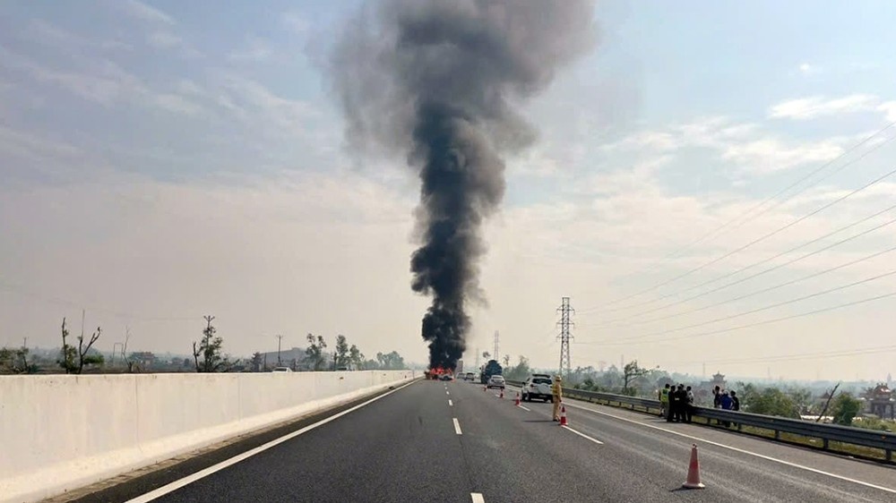 Oto chay cao toc anh 1