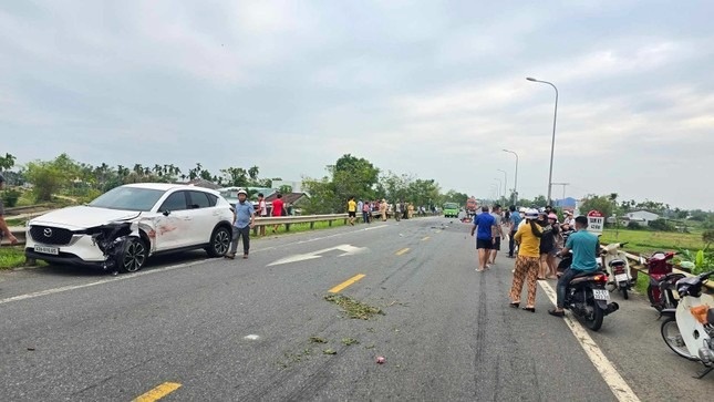 Oto dau dau voi xe may, mot nguoi tu vong tai cho hinh anh