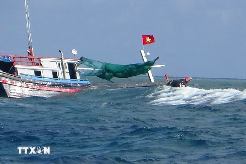 Binh Dinh: Ung cuu kip thoi 6 thuyen vien tren tau ca bi chim hinh anh