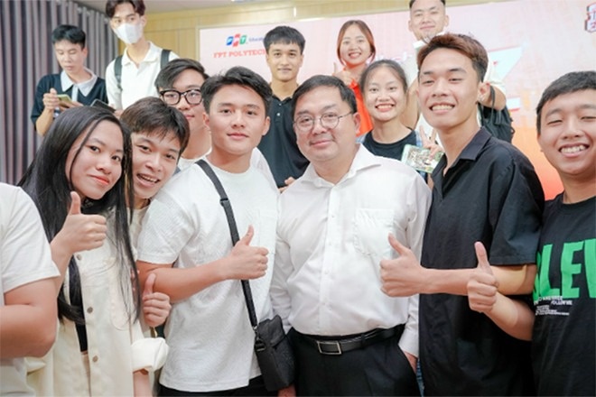 Ong Hoang Nam Tien keu goi tang sach cho thay co giao dip 20/11 hinh anh