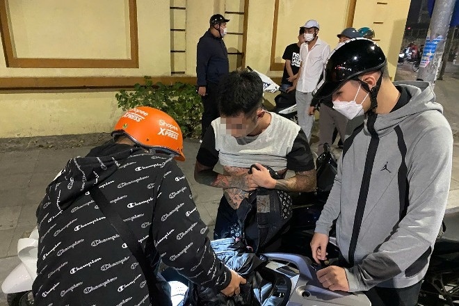 Chang trai, co gai xa la len TikTok ru nhau di 'chay pho' xuyen dem hinh anh