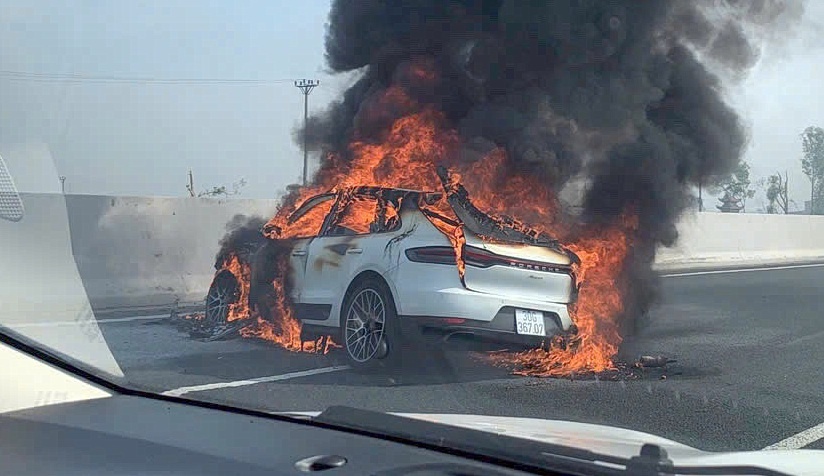 Xe Porsche chay du doi tren cao toc Ha Noi - Hai Phong hinh anh