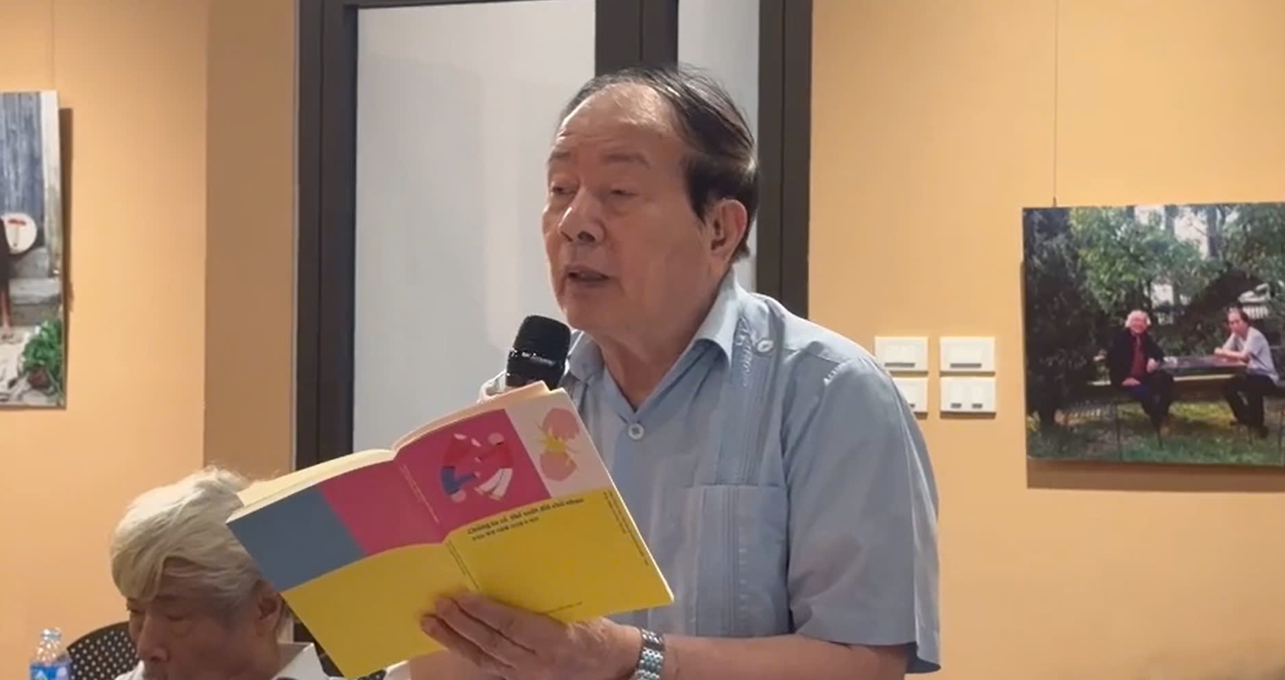 Nha tho Huu Thinh doc tac pham cua minh hinh anh