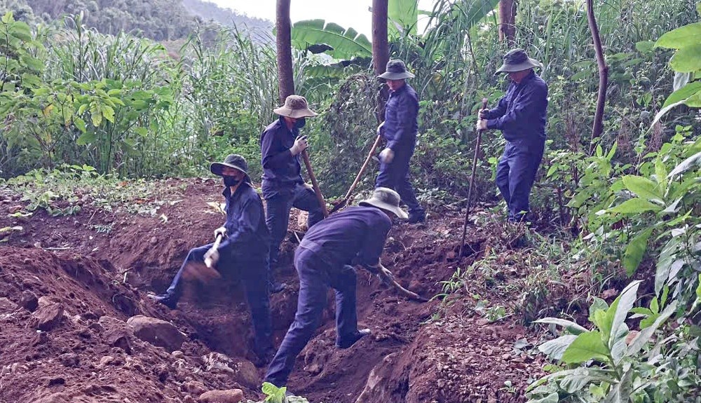 Hai cot liet si Lao anh 1