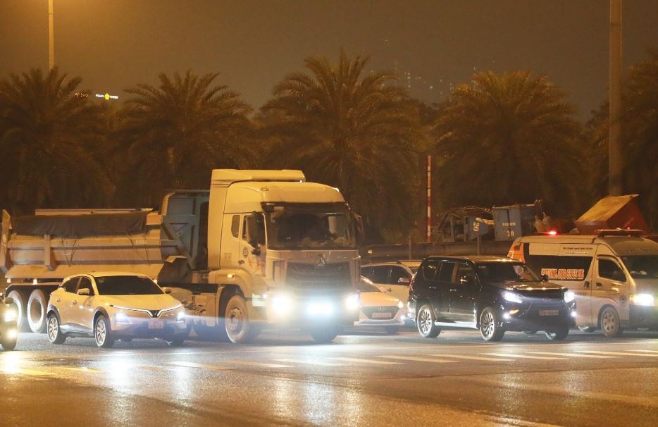 CSGT Ha Noi xu ly hang loat tai xe 'do' den gay loa mat hinh anh