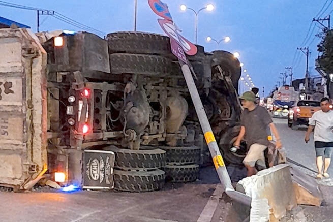 Xe ben lat o cua ngo TP.HCM, giao thong un u nhieu gio hinh anh