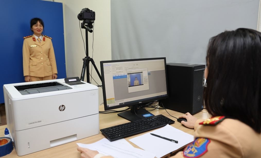 Tu 1/3, nguoi dan muon doi, cap lai giay phep lai xe thuc hien the nao hinh anh