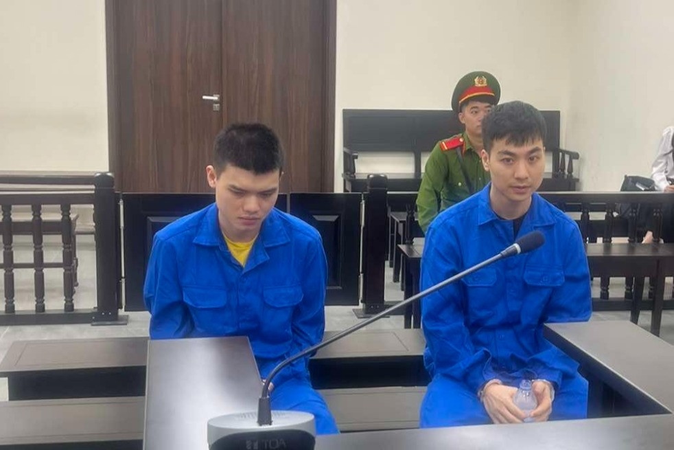 Hai thanh nien o Ha Noi san lung nam nhan vien quan karaoke hinh anh