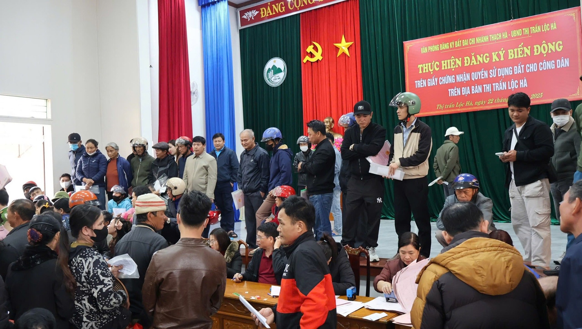 Chu tich Ha Tinh chi dao 'nong' vu dan un un di chinh sua bia dat hinh anh