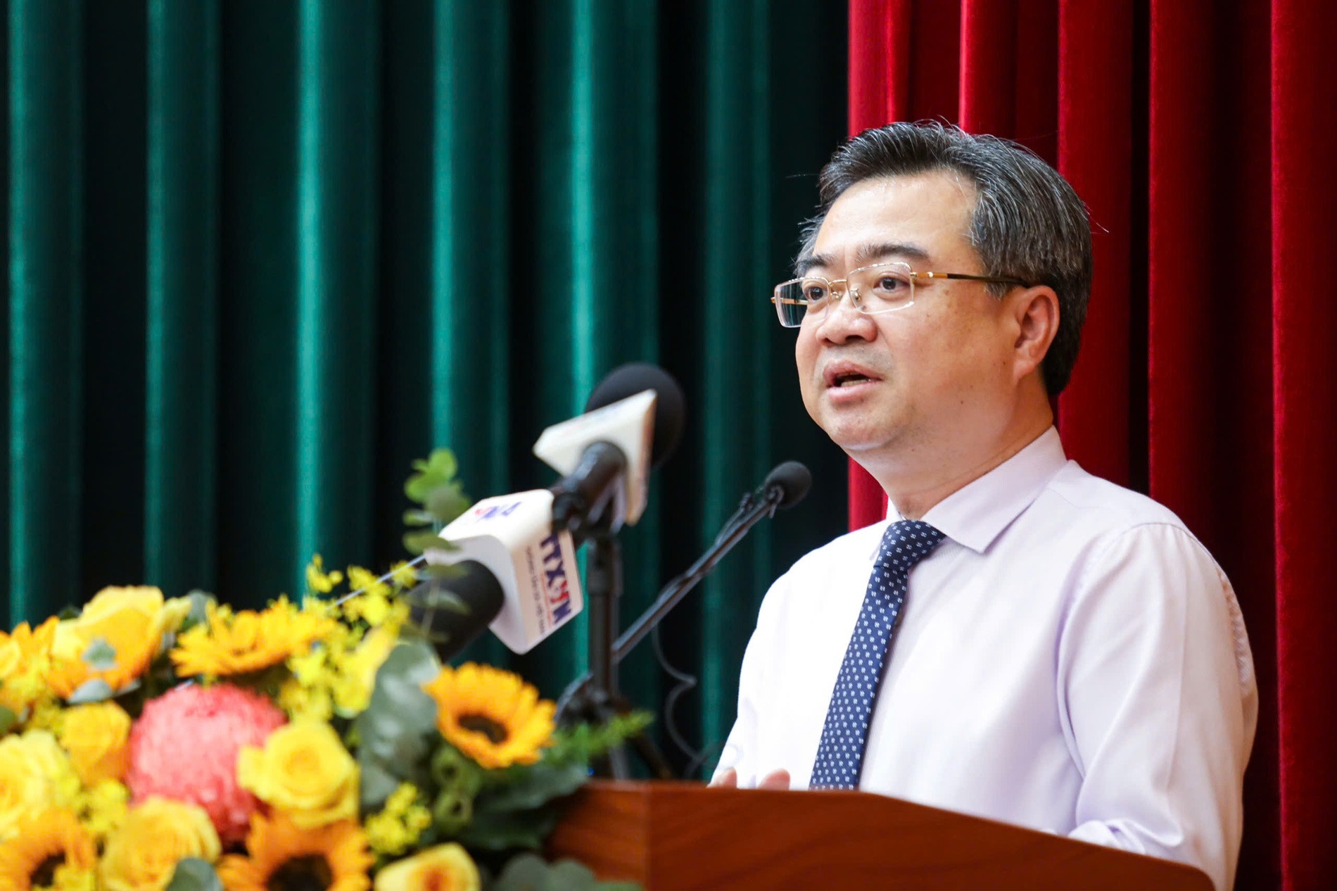 Pho bi thu Thuong truc Thanh uy TP.HCM nhan them nhiem vu hinh anh