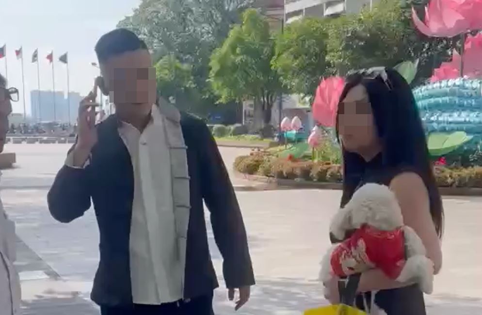 Bao ve pho di bo TP.HCM bi danh khi nhac nguoi dan cho khong ro mom hinh anh