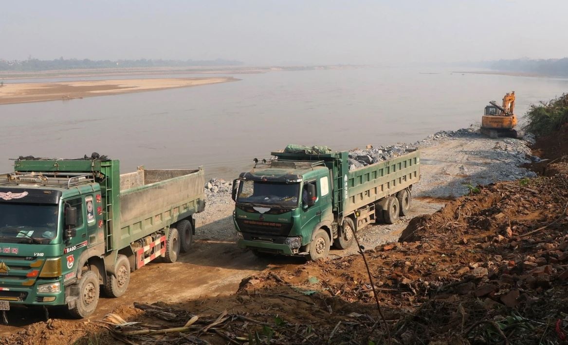 Huy dong toi da luc luong tim 5 hoc sinh duoi nuoc tai Phu Tho hinh anh