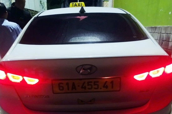 Truy tim tai xe ‘taxi du’ xit hoi cay vao mat hanh khach o Da Lat hinh anh