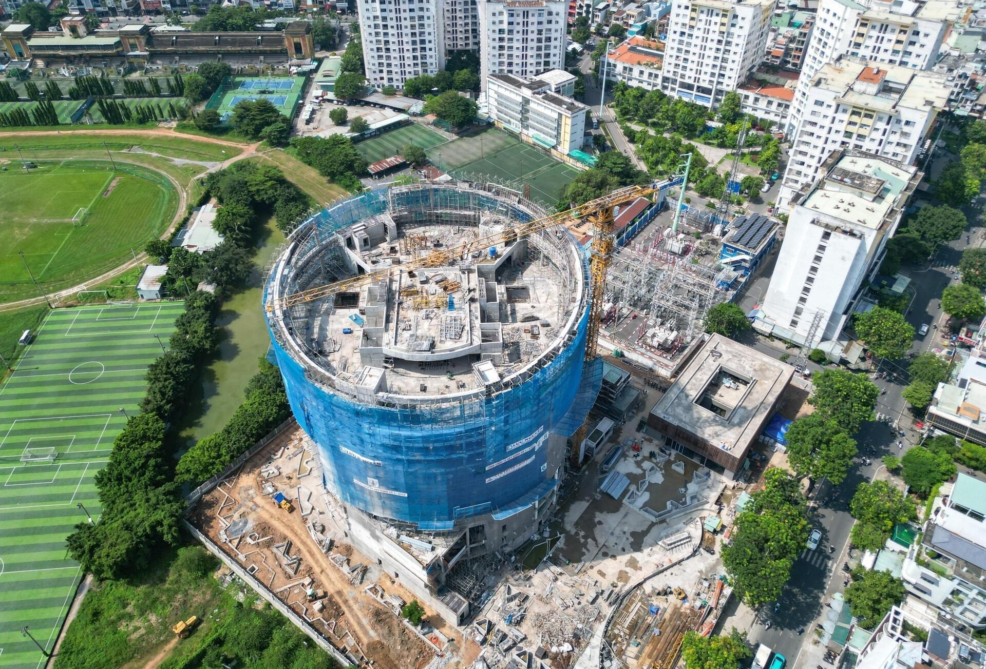 Toan canh rap xiec va bieu dien da nang gan 1.400 ty dong o TP.HCM hinh anh