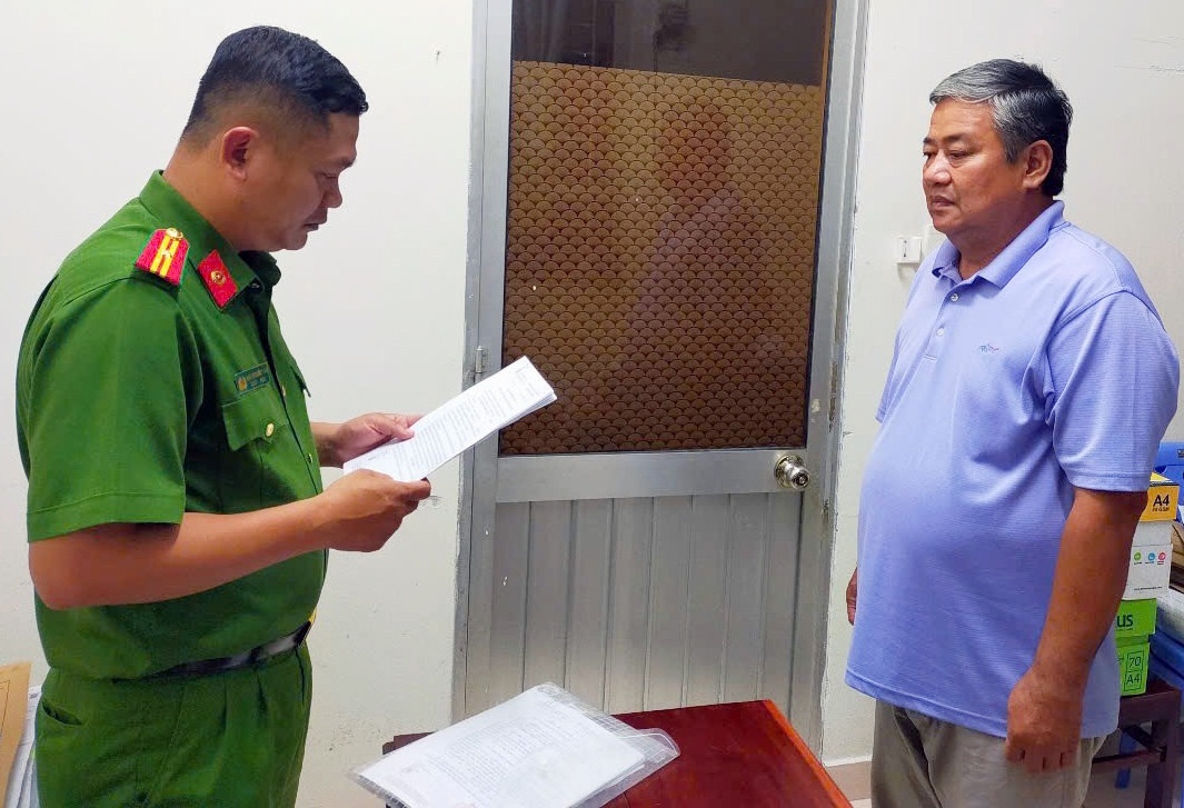 Hai nguyen can bo ngan hang o Can Tho bi bat vi nhan hoi lo tien ty hinh anh