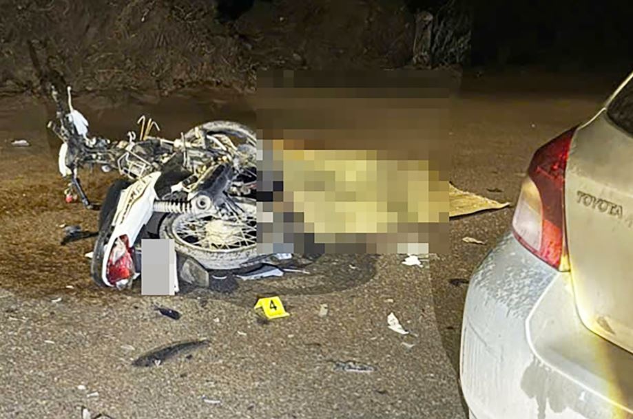 Xe may va cham oto o Ha Noi, 3 nguoi tu vong hinh anh