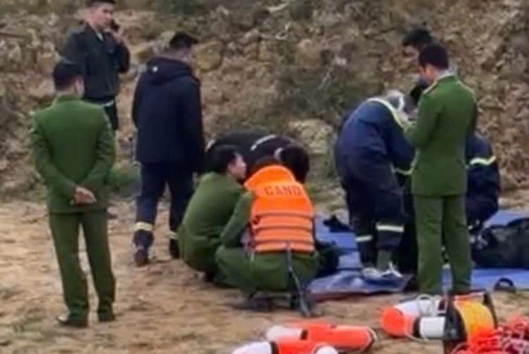 Nam sinh lop 6 nhay xuong song cuu ban, ca hai bi nuoc cuon mat tich hinh anh