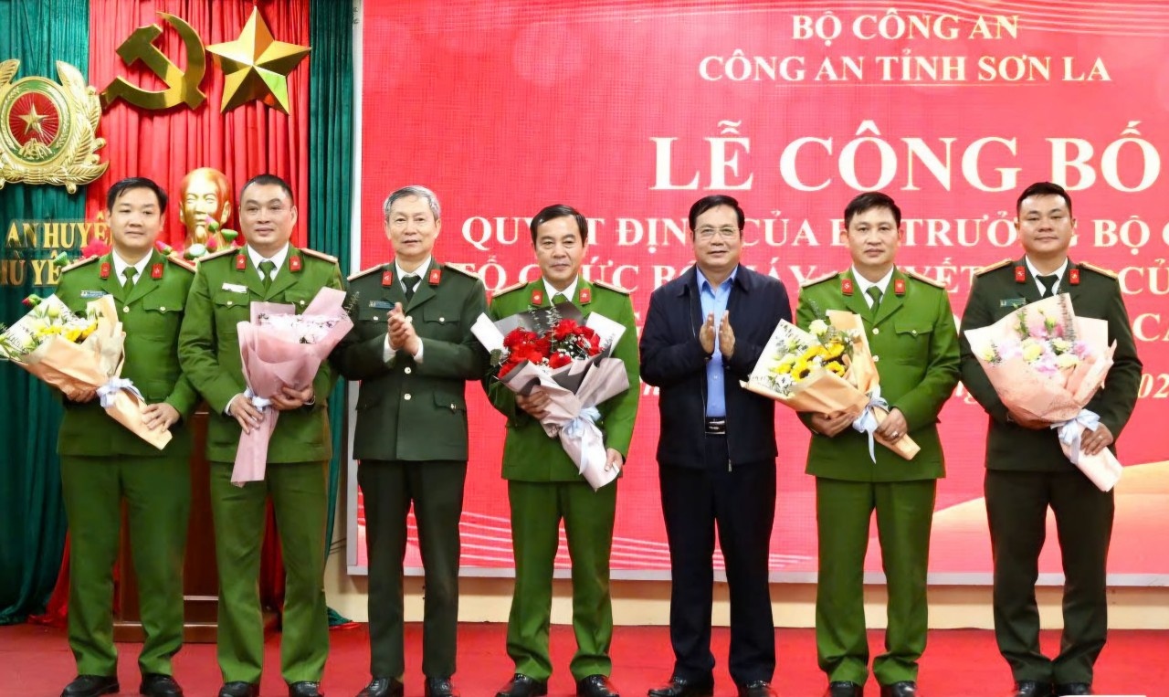 Son La dieu dong 59 lanh dao cong an cap huyen len tinh hinh anh