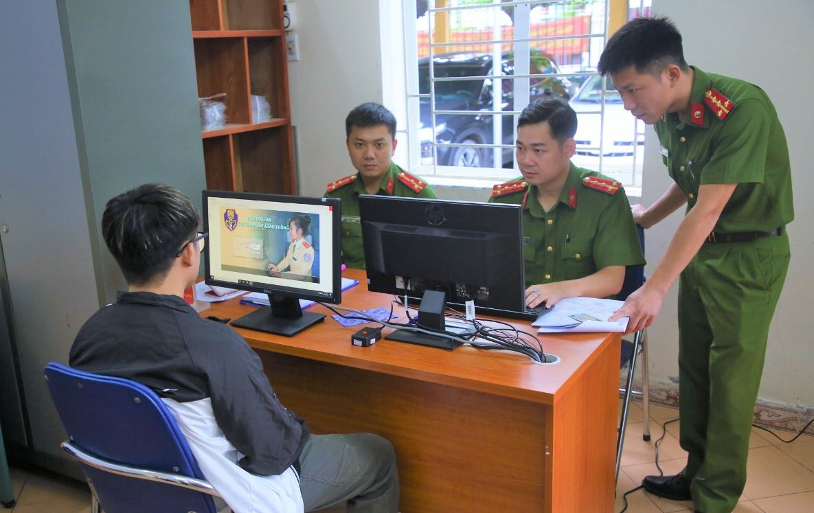 CSGT khong cap doi giay phep lai xe bang hinh thuc goi dien hinh anh